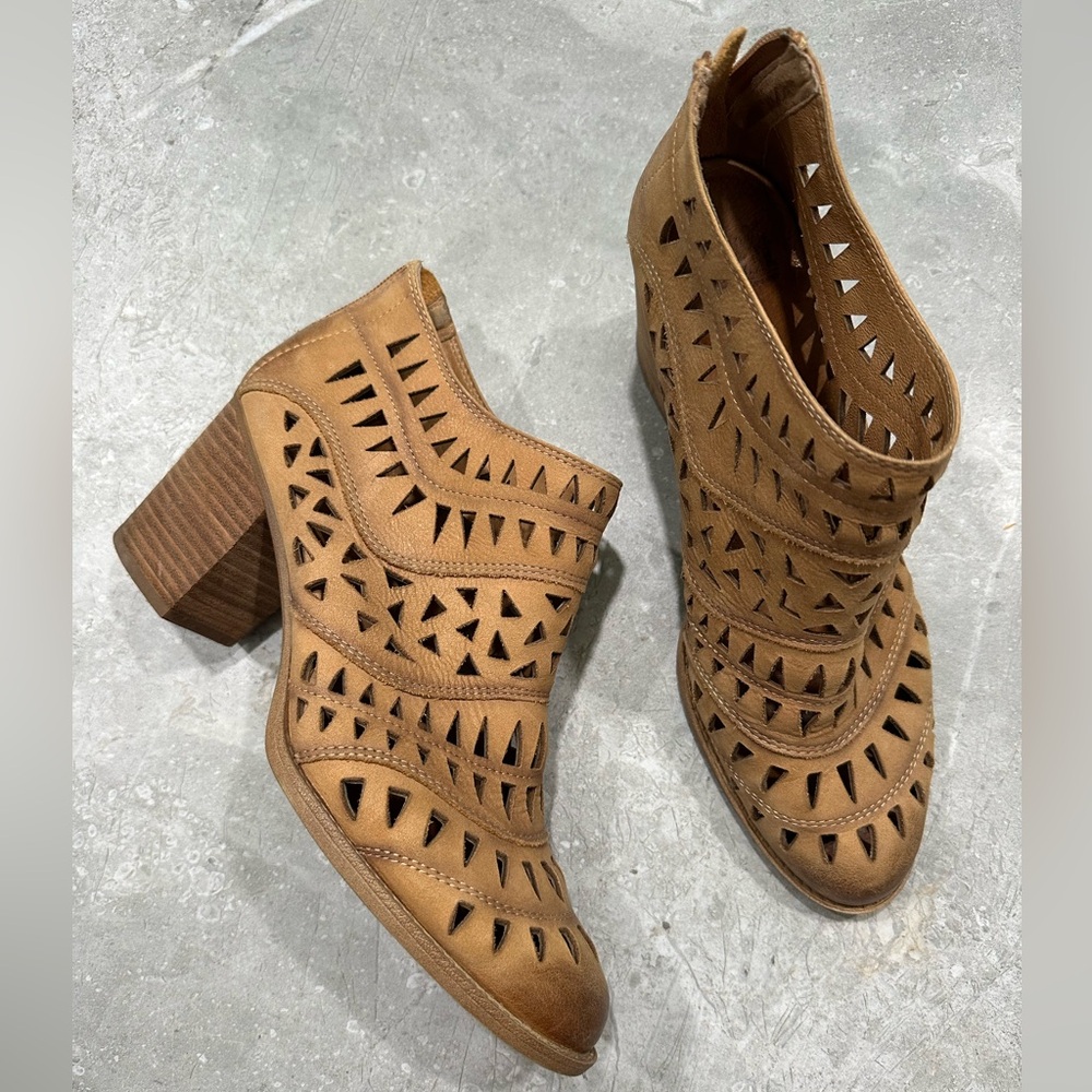 Sofft Westwood Women's 11M Ankle Bootie Mid Heel Caramel Brown Lazer Cut Design
